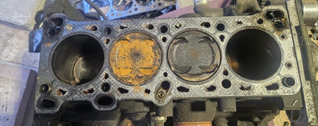 Teaser pic of the 1.6l engine for teardown in the na miata exo car ghettocet.