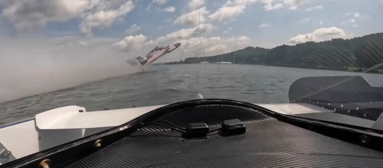 Image of the u-27 Miss Apollo incident from the Strong Racing page.